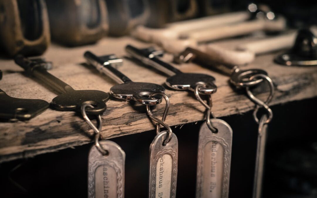 keys-shelf-keychain-lock-615350